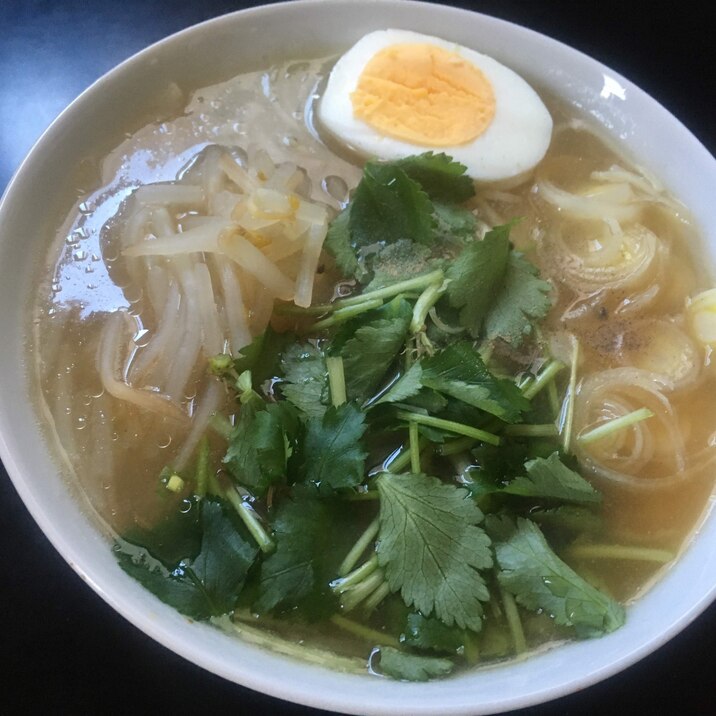 三つ葉ともやしの味噌ラーメン